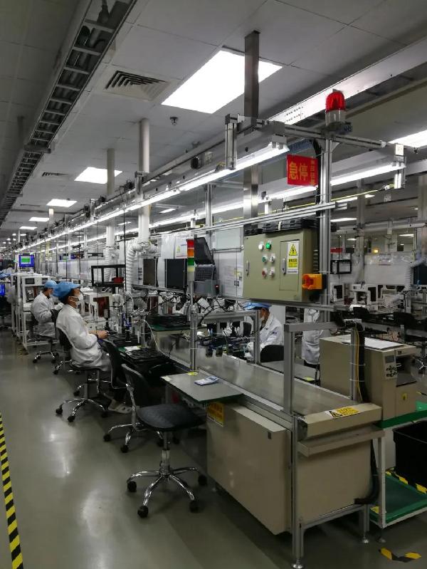 英业达员工在产线工作